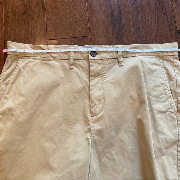 2 EUC Tommy Hilfiger flat front khaki shorts 36 - Picture 13 of 13